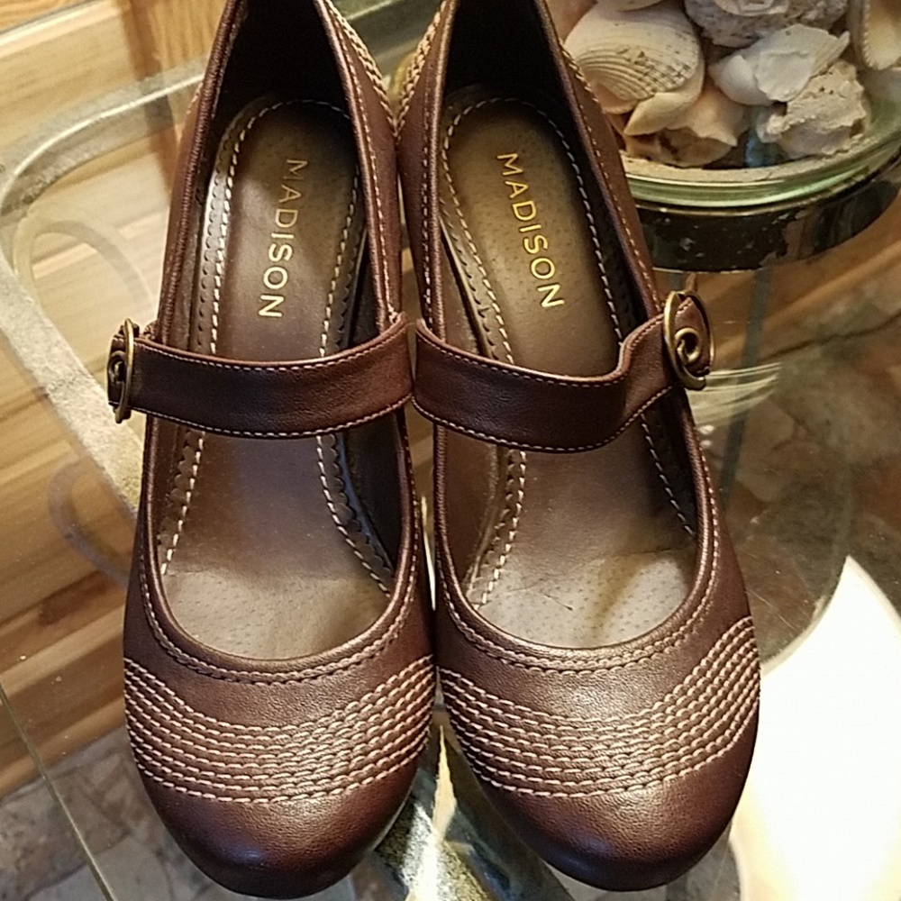Madison Brown Leather pumps
